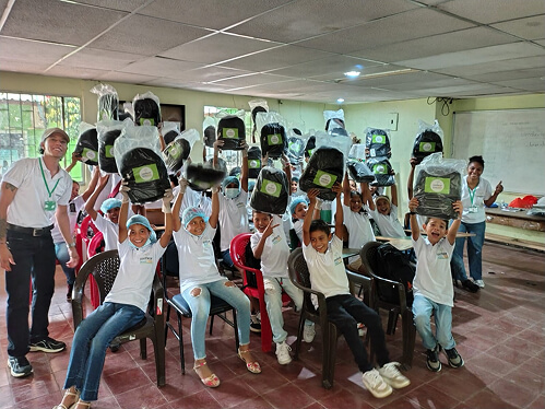 Niños resiciendo Kits escolares del programa Cultivando Sueños