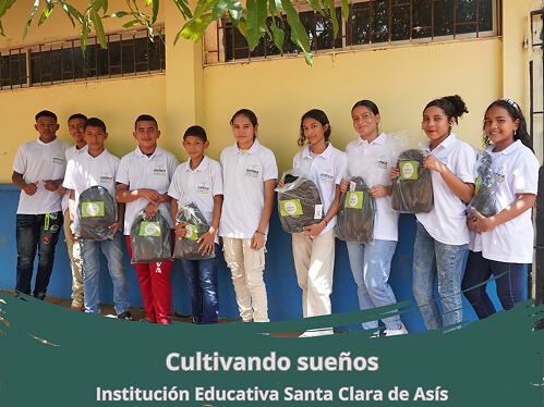 Niños resiciendo Kits escolares del programa Cultivando Sueños